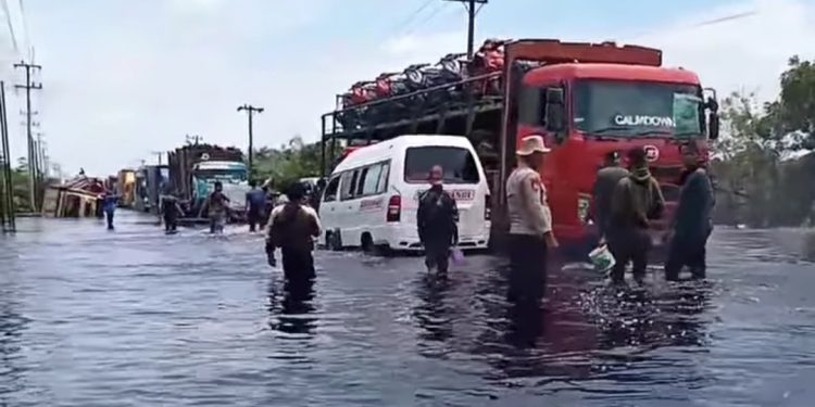 Banjir di Jalintim Pelalawan Masih Bertahan Sepekan, Pengendara Diminta Waspada