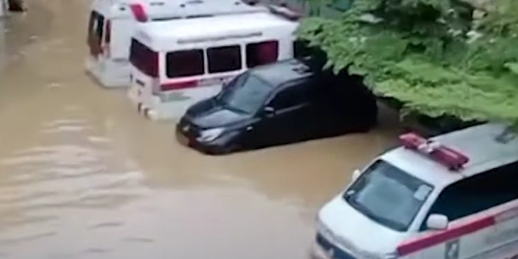 Banjir Besar Landa Parapat, Jalan Lintas Pematangsiantar-Toba Lumpuh Total