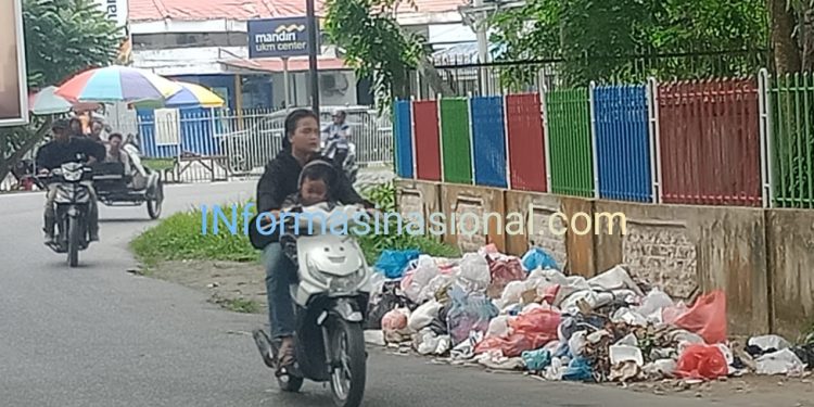 Tumpukan Sampah di Bahu Jalan Thamrin Pangkalan Brandan Dikeluhkan Warga