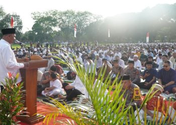 Bupati Langkat Syah Afandin Sholat Idul Fitri Bersama Ratusan Umat di Alun-Alun Stabat