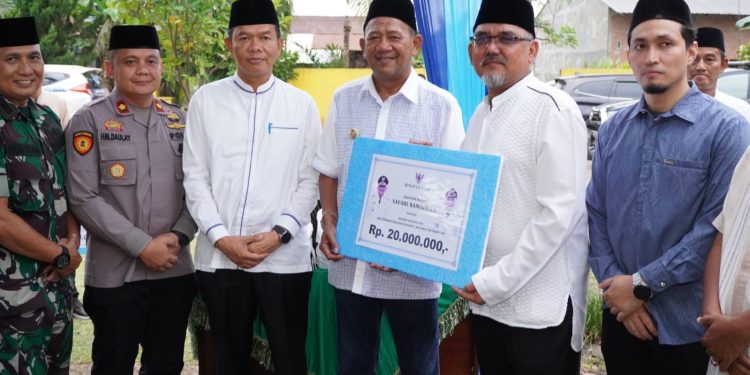 Bupati Langkat Syah Afandin Serahkan Bantuan Rp920 Juta untuk 46 Masjid dalam Safari Ramadhan 2025