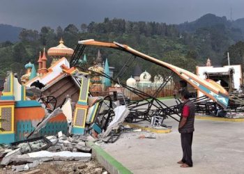 Warga Ikut Bongkar Paksa Hibisc Fantasy di Puncak Bogor