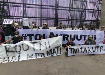 Massa Tolak RUU TNI Disahkan di Gedung DPR RI Bertambah