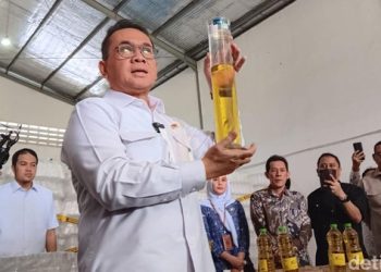 Alasan Kurangi Isi Minyakita Terkuak! Pabrik di Karawang Langsung Ditutup. Menteri Perdagangan Budi Santoso saat menyambangi pabrik Minyakita di
