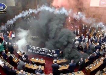 Ricuh Sidang Parlemen Serbia Sampai Legislator Lempar Bom Asap