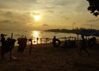5 Wisatawan Terseret Ombak di Pantai Carita Pandeglang, 1 Orang Hilang