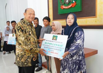 Bupati Langkat Serahkan Bantuan Rp120 Juta untuk Korban Kebakaran di Bahorok