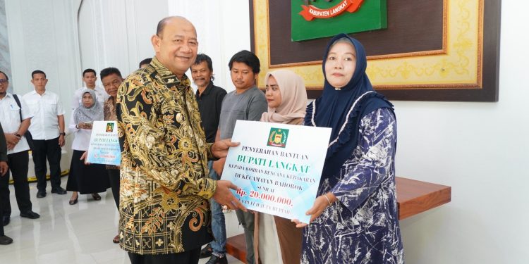Bupati Langkat Serahkan Bantuan Rp120 Juta untuk Korban Kebakaran di Bahorok