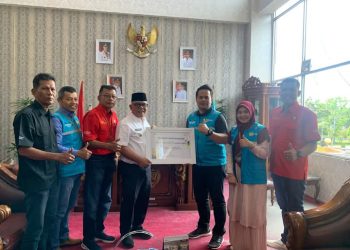 Pemkab Pasbar Terima Penghargaan dari PLN