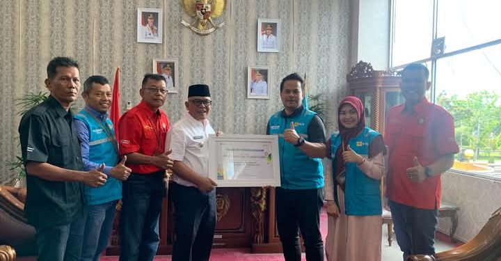 Pemkab Pasbar Terima Penghargaan dari PLN
