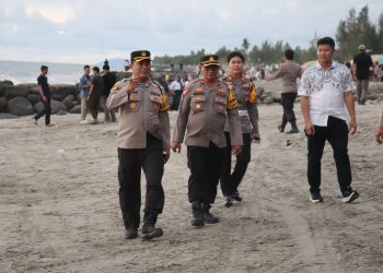 Kapolres Pasaman Barat Melakukan Pengecekan di Pos Pengamanan Objek Wisata Pantai Sasak