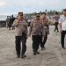Kapolres Pasaman Barat Melakukan Pengecekan di Pos Pengamanan Objek Wisata Pantai Sasak