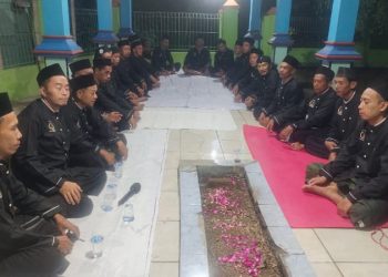 Ratusan Warga Gelar Doa Bersama di Makam Sesepuh Desa Cibelok dalam Haul Paguyuban Amal Bhakti