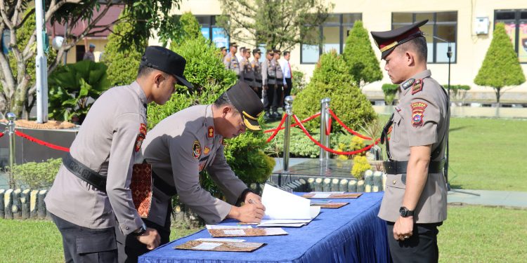 Kapolres Pasbar Pimpin Serah Terima Jabatan PJU Polres dan Beberapa Kapolsek