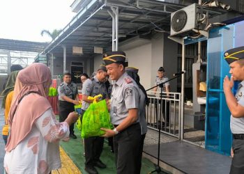 Lapas Cipinang Salurkan Bansos untuk Keluarga Warga Binaan, Wujud Nyata Kepedulian di Hari Bhakti Pemasyarakatan ke-61