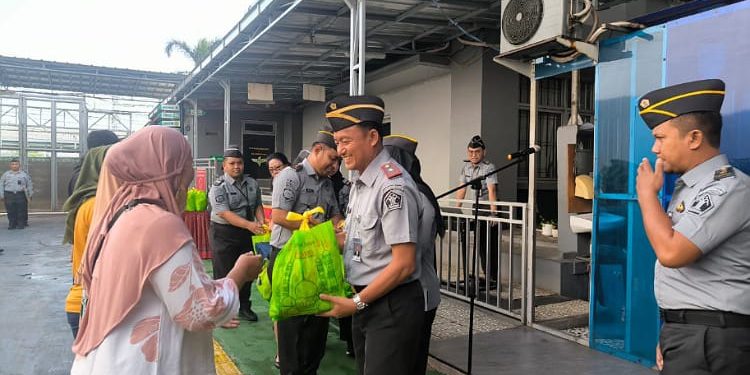 Lapas Cipinang Salurkan Bansos untuk Keluarga Warga Binaan, Wujud Nyata Kepedulian di Hari Bhakti Pemasyarakatan ke-61