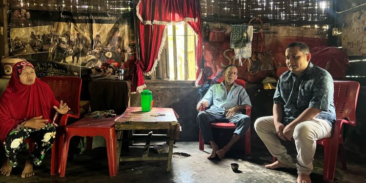 Bupati Langkat Tunjukkan Aksi Cepat Bantu Lansia di Wampu, Mat Dani Dapat Bantuan Langsung