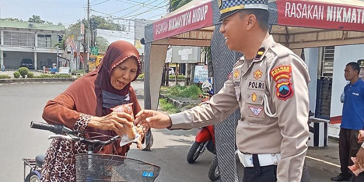 Satlantas Polres Pemalang Tebar Kebaikan, Bagikan Roti dalam Kegiatan “Jumat Berkah”