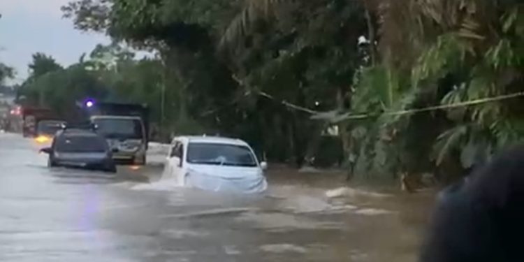Banjir Satu Meter Lumpuhkan Lalu Lintas di Musi Banyuasin