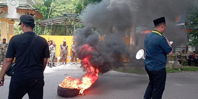 Mahasiswa SEMMI Demo Kantor Bupati Langkat, Tuntut Pencopotan Kadis PMD Terkait Pungli Dana Desa