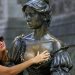 Kisah Patung Molly Malone yang Payudaranya Kerap Diraba Turis