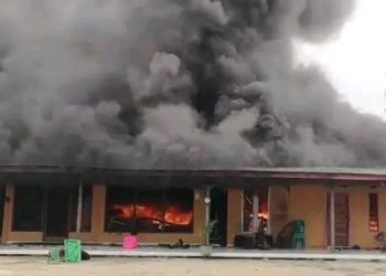 Duel Berdarah Picu Amarah Warga, Rumah Lurah Gunung Agung Dibakar Massa