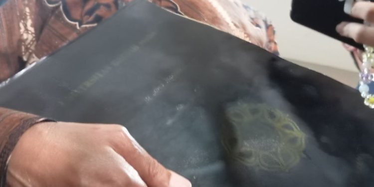 Penampakan Ijazah Jokowi yang Jadi Polemik, Logo UGM di Mapnya Memudar