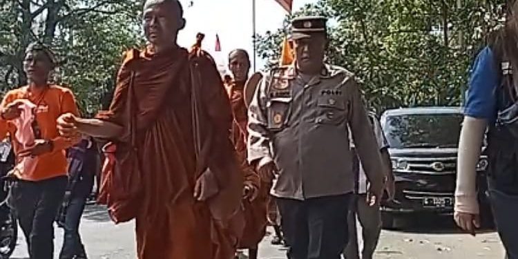 36 Biksu Thudong Tiba di Pemalang, Disambut Meriah Warga dan Pejabat Daerah