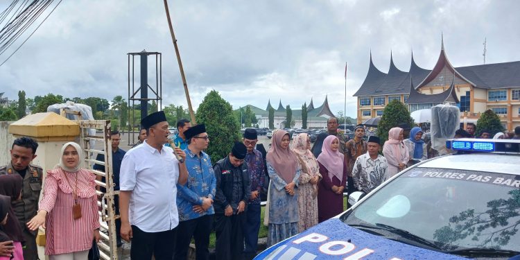 Wakil Bupati M. Ihpan Didampingi Pj Sekda Doddy San Ismail Melepas Secara Resmi Calon Jamaah Haji