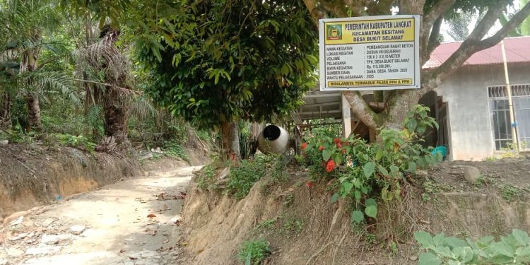 Proyek Jalan Rabat Beton di Bukit Selamat Besitang Terbengkalai, Kades Diduga Tilep Dana Desa