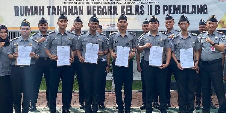 6 Petugas Rutan Pemalang Raih Kenaikan Pangkat dan Pengangkatan PNS
