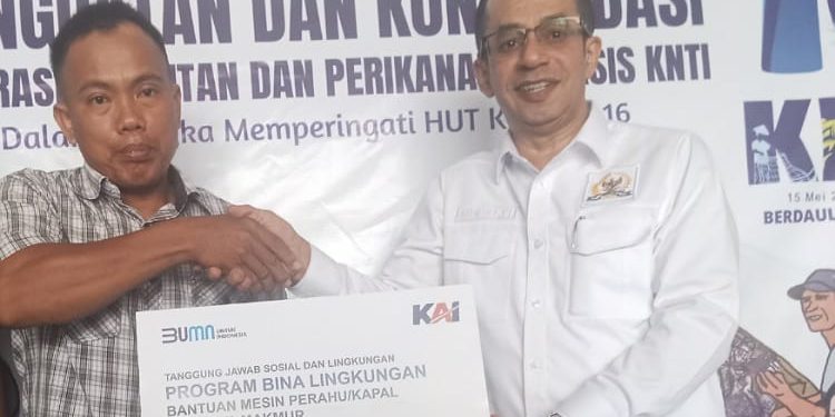 Penantian Panjang Nelayan Ketapang Terjawab, Rizal Bawazier Salurkan Bantuan Mesin Kapal