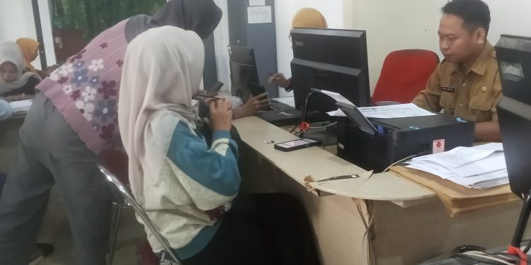 Pelayanan Kartu Kerja di Disnaker Pemalang Terkendala Sarana, Antrian Mengular hingga Ratusan Orang