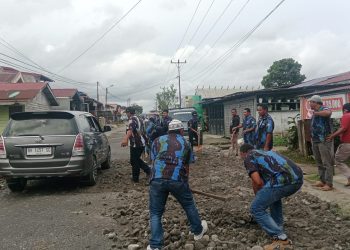 IPK Karo Gelar Aksi Sosial Timbun Jalan Rusak di Berastagi