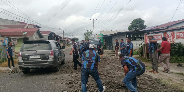 IPK Karo Gelar Aksi Sosial Timbun Jalan Rusak di Berastagi
