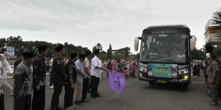 30 Jamaah Calon Haji Asal Pasbar Tergabung Kloster 15 Dilepas Bupati Yulianto Menuju Embarkasi Padang