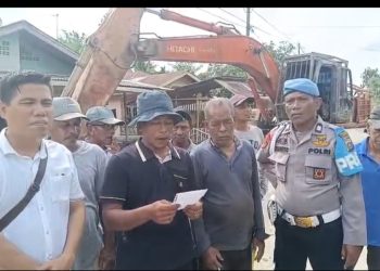 Polsek Secanggang Normalisasi Parit di Kelurahan Hinai Kiri