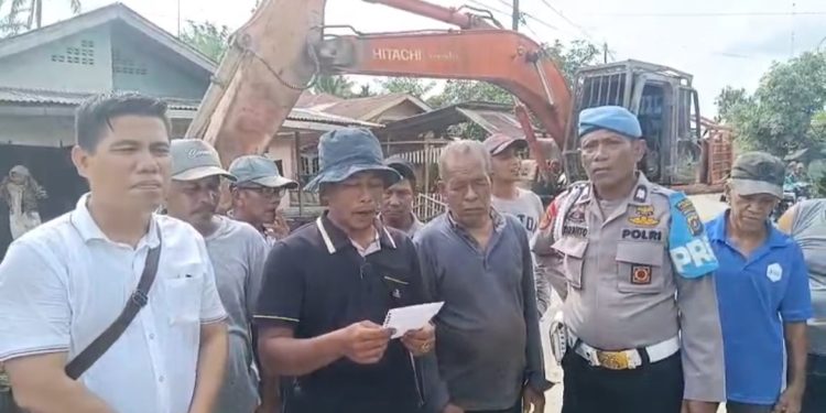 Polsek Secanggang Normalisasi Parit di Kelurahan Hinai Kiri