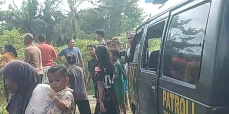 Warga Air Hitam Geger! Mayat Pria Membusuk Ditemukan di Parit, Identitas Masih Misterius