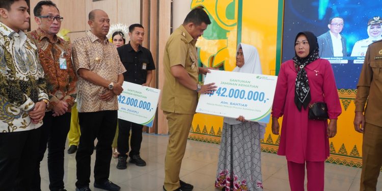 Bupati Langkat Apresiasi Gubernur Sumut Serahkan 1.600 Kartu BPJS Ketenagakerjaan untuk Nelayan