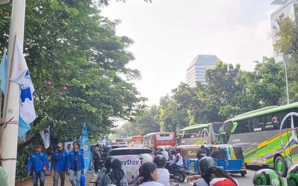 Lalin Macet di Jalan Medan Merdeka Selatan Jelang Aksi May Day di Monas