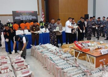 TNI AL Gagalkan Penyelundupan 1,9 Ton Sabu dan Kokain di Perairan Karimun, Lima WNA Diamankan