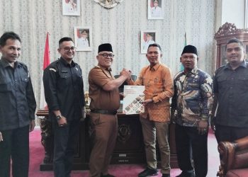 Bawaslu Pasbar Serahkan Laporan Pertanggungjawaban Dana Hibah Pilkada Serentak 2024 kepada Bupati Yulianto