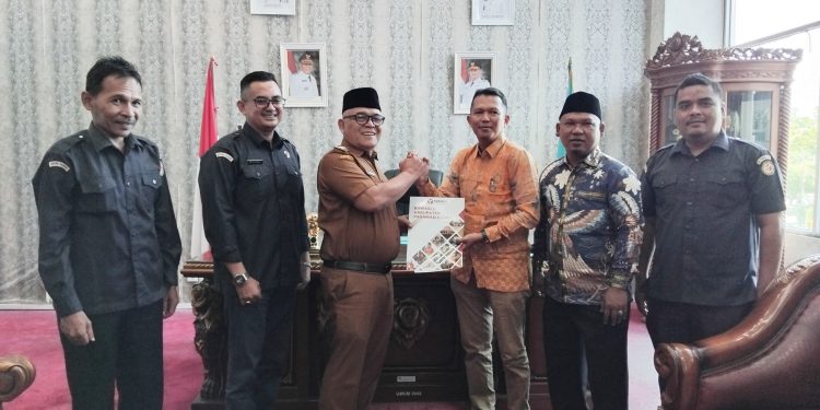 Bawaslu Pasbar Serahkan Laporan Pertanggungjawaban Dana Hibah Pilkada Serentak 2024 kepada Bupati Yulianto