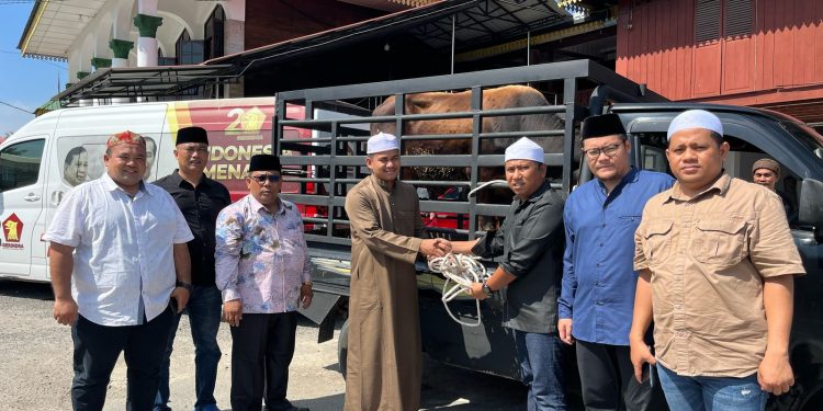 Sugiat Santoso Serahkan Hewan Kurban ke Persulukan Besilam, Tuan Guru Doakan Prabowo dan Gerindra