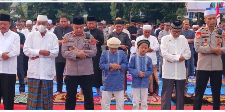 Ribuan Warga Padati Alun-Alun, Kapolres Langkat Gelar Sholat Idul Adha Bersama Masyarakat