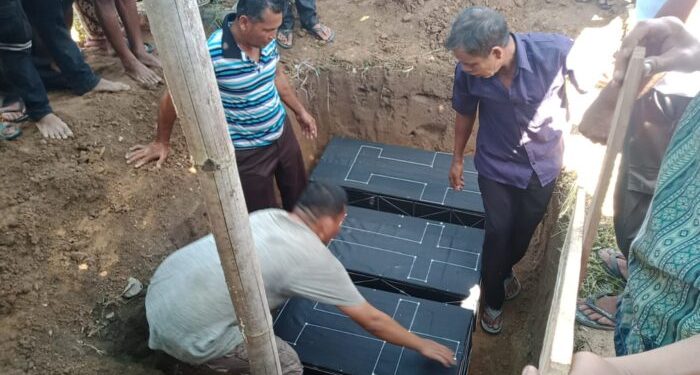Tangis Pilu di Tapsel, 3 Balita Kakak Adik Dimakamkan dalam Satu Kuburan