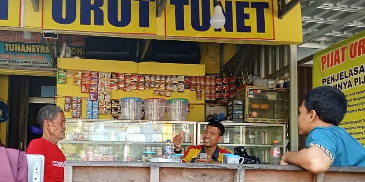 Taryono, Tuna Netra di Pemalang Raup Rp 30 Juta Setiap Bulan Dari Gerai Pijat dan Sembako