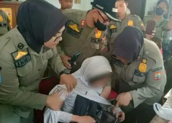 Tertangkap Satpol PP Saat Mencopet Kepulangan Jemaah Haji, Wanita ini Diserahkan ke Polisi
