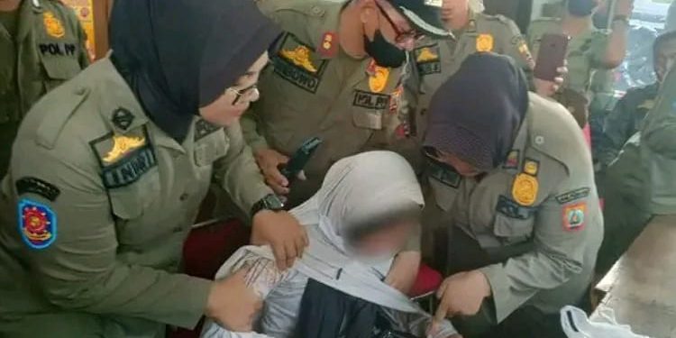 Tertangkap Satpol PP Saat Mencopet Kepulangan Jemaah Haji, Wanita ini Diserahkan ke Polisi